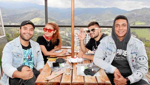 En el restaurante Cortesana se reunieron los artistas: Ancízar Ramírez,Mariana Llano, Juan Esteban y Jorge Demarchy.