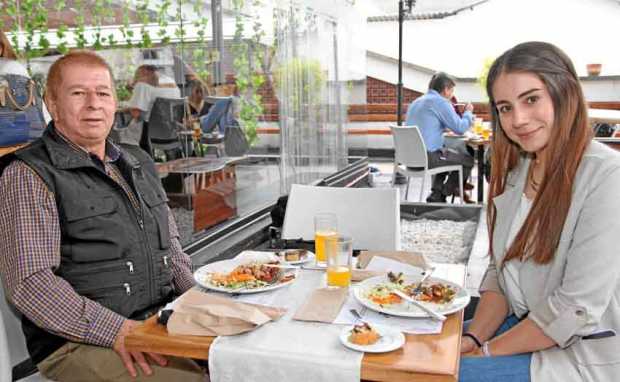 Catalina Gómez Toro celebró su título de abogada de la Universidad de Manizales en compañía de Bernardo Gómez Botero con un almu