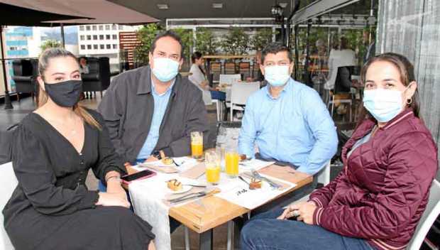 En el restaurante Dauntaun se reunieron Tatiana Blanco Jaramillo, Alejandro Uribe Espinoza y Natalia Otálvaro Cardona para feste