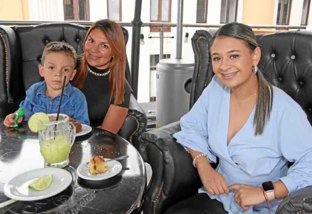 En el restaurante Dauntaun se reunieron en un almuerzo de amigos: Carolina Salguero Chica, Luisa Fernanda López Pérez y el niño 