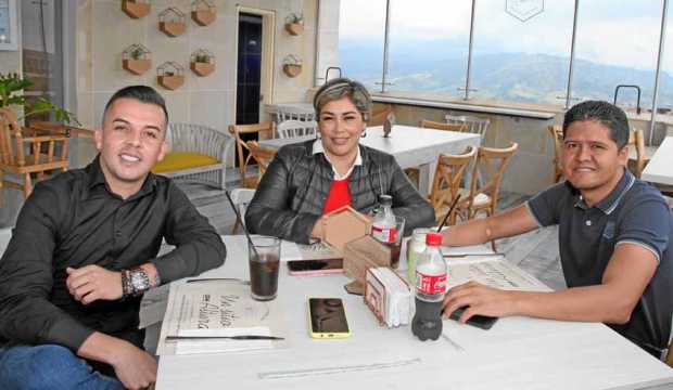 En un almuerzo de negocios en el restaurante La Azotea: Juan David López Hincapié, Andrea Verónica Sánchez Moreno y Jhon Robledo