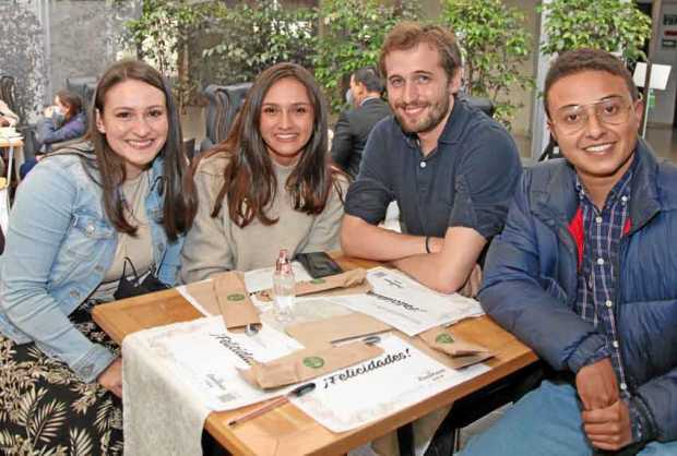 Se reunieron en el restaurante Dauntaun Catalina Castaño Muñoz, Alicia Aristizábal Martínez, Hugo Galliot y Sebastián Escobar.