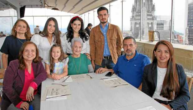 Almuerzo en el restaurante La Azotea, con motivo del cumpleaños de Asusana López Velásquez. En la imagen: Juliana María García L