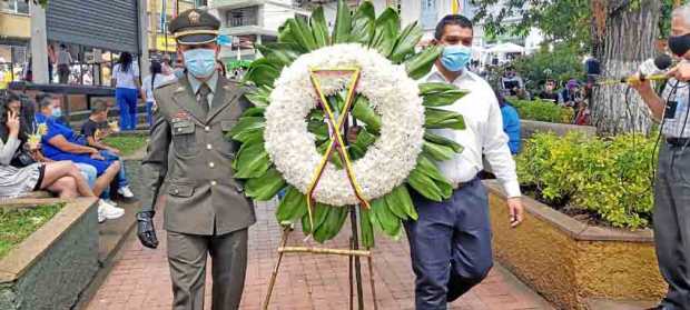 Foto | Jorge Iván Castaño | LA PATRIA El alcalde encargado de Neira, Alejandro Leyton, y el comandante de la Estación de Policía