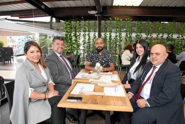 En el restaurante Dauntaun se llevó a cabo un almuerzo de Confuturo S.A.S. En la imagen los abogados: Mónica Bedoya, David Becer