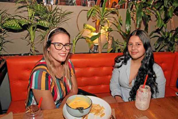 Natalia Pérez y Manuela Bermúdez en un almuerzo de amigas en el restaurante La Patatería.