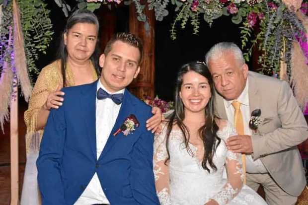 Padres de Karol Franco celebran el compromiso. Mariela Cardona, Jhonny Gutiérrez, Karol Franco y Orlando Franco.