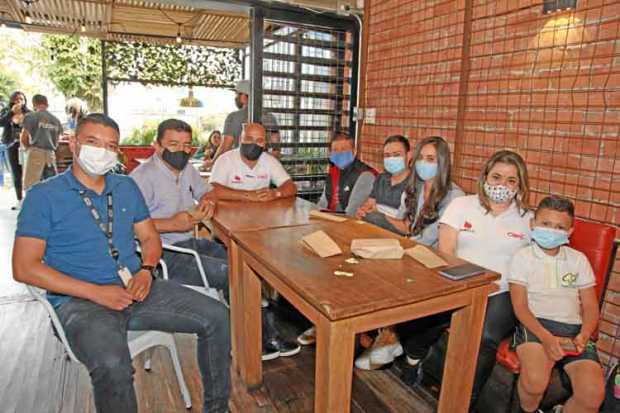Foto|Argemiro Idárraga|LA PATRIA     En el restaurante La Patatería se ofreció un almuerzo con motivo del cumpleaños de Alejandr