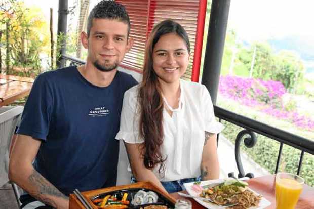 Foto|Argemiro Idárraga|LA PATRIA   Amigos se encontraron en el restaurante Sakura: Angie Alejandra López y Andrés Marino Álvarez