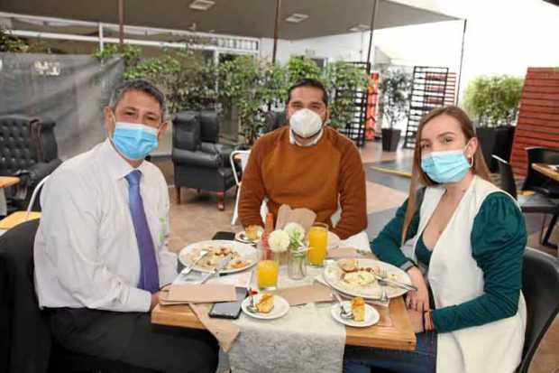 En el restaurante Dauntaun se reunieron en un almuerzo: Jorge Iván López Díaz, Jhon Jairo Castaño Flórez (secretario de Gobierno