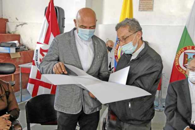 Presbítero Alberto Llanos Castaño, rector saliente del colegio la Salle, recibe el nombramiento como padrino honorífico de la In