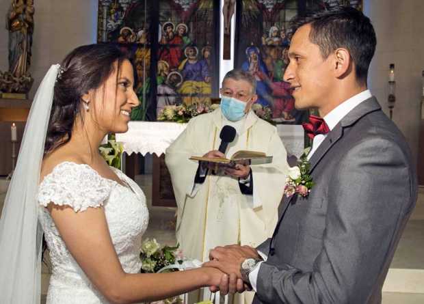 El sacerdote Roberto Ramírez celebró la misa de boda de Marcela y Luis Alejandro.
