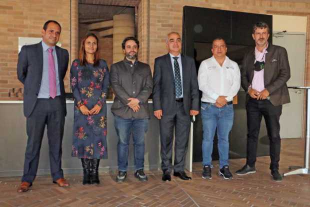 Santiago Pérez Buitrago, Gerente Concesión Pacificó Tres; Patricia Salazar Villegas, vicerrectora de Proyección Universitaria; N