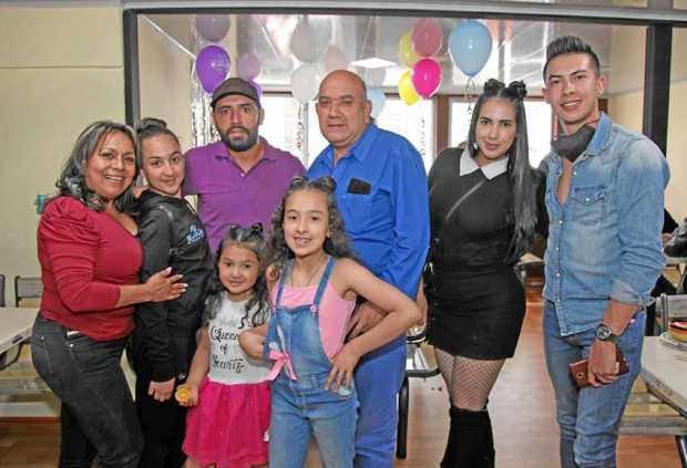 En el restaurante Dulce Pecado se ofreció un almuerzo con motivo del cumpleaños de Diego Alejandro Romero Rodríguez. Lo acompaña