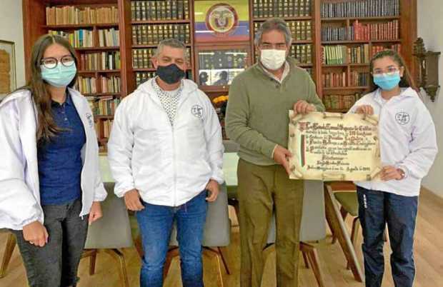 Entrega de pergamino de la Escuela Normal Superior de Caldas a LA PATRIA por sus 100 años, firmada por su rectora, Aleyda Quinte