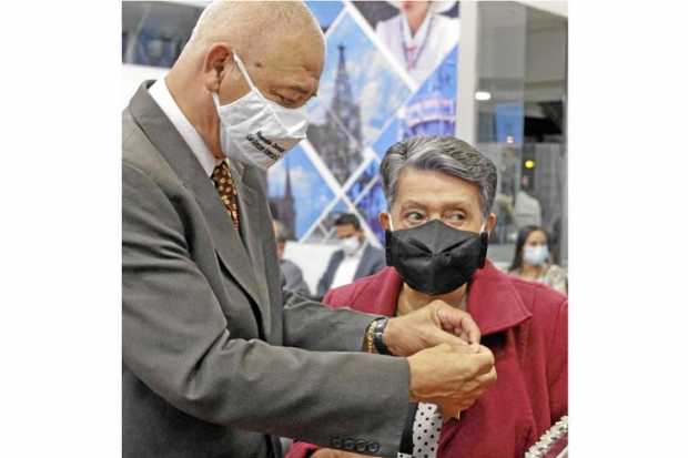 Foto|Darío Augusto Cardona|LA PATRIA    Haydé Cortés de Ortega recibió la Gran Orden Grado Caballero de manos del concejal Luis 