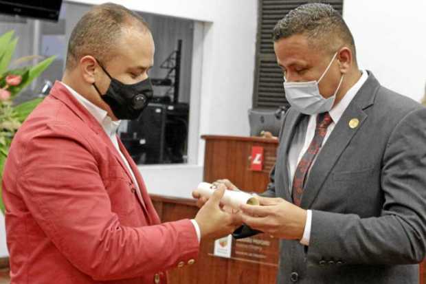 Foto |Darío Augusto Cardona|LA PATRIA    El concejal Héctor Fabio Delgado Londoño entregó Nota de estilo a Susuerte, lo recibió 