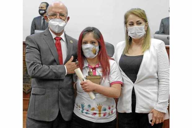 Foto|Darío Augusto Cardona|LA PATRIA   Henry Gutiérrez Ángel, concejal de Manizales, dio una Nota de estilo a Consuelo Giraldo Z