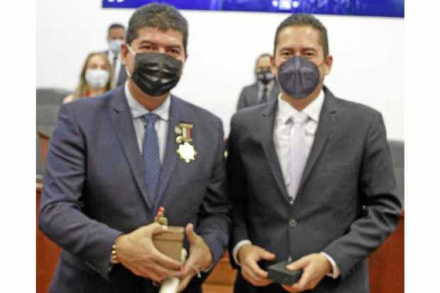 Foto|Darío Augusto Cardona|LA PATRIA     El concejal Jorge Eliécer Galeano Hernández hizo entrega de la Gran Orden Grado Oficial