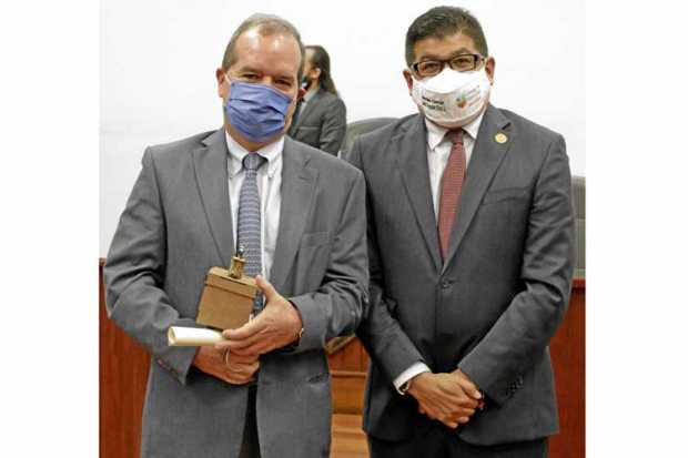 Reconocimiento en Nota de estilo al periódico LA PATRIA por sus 100 años. La entrega estuvo a cargo del concejal César Augusto D