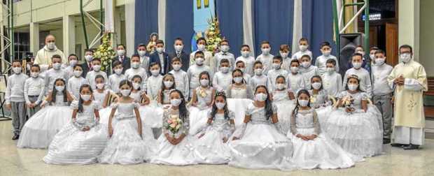 El 14 de agosto el Colegio Mayor de Nuestra Señora de Manizales se vistió de blanco. 62 niños y 30 niñas, entre los grados cuart