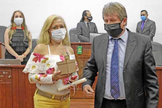 Yolanda Patricia Villa recibió un Nota de estilo por el concejal Martín Sierra Quiroz.