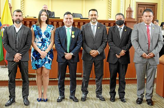 Jorge Eliécer Laverde Vargas recibió la medalla Honor al Mérito y nota de estilo por la Asamblea de Caldas. Lo acompañan los dip