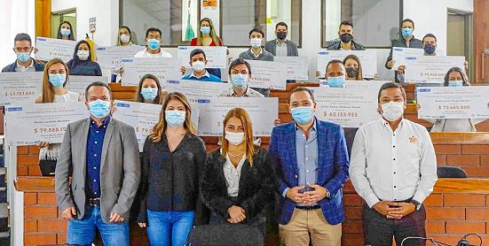 En la sede del Sena Caldas se entregaron los cheques del Capital Semilla del Fondo Emprender. En la mesa principal: Juan Felipe 