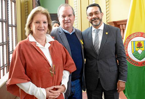 Elvira Escobar de Restrepo, Nicolás Restrepo Escobar y el diputado Jorge Hernán Aguirre González.