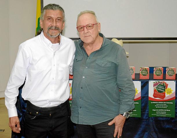 Carlos Hernández, autor y editor del libro La historia cafetera de Colombia, que se presentó el miércoles en el auditorio de la 