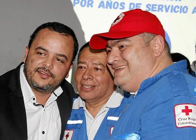 Acompañan a Jorge Enrique Morales Q, Jaime Pineda y Juan Carlos Noreña, Voluntarios Cruz Roja.