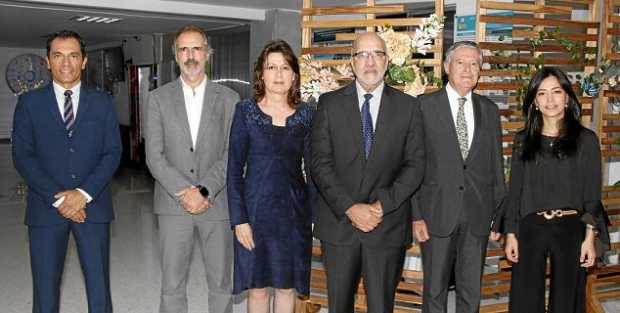 Juan Felipe Valencia Ríos, Emma Lucia Pinzón Restrepo, reconocida como Senior; Marco Aurelio Arias Escudero, enfermero jefe; Vil