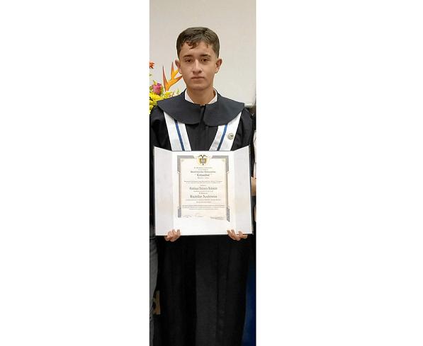 Foto | Archivo Familiar | LA PATRIA    Santiago Valencia Betancur se graduó como bachiller académico con énfasis en Inglés de la
