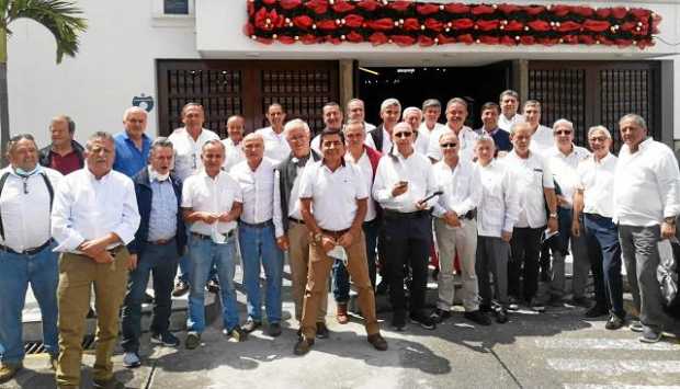 Egresados 1976. Entre los asistentes figuran Juan Eugenio Muñoz, Germán Escobar, Alirio de los Ríos, Luis Camilo Gómez, Nicolás 