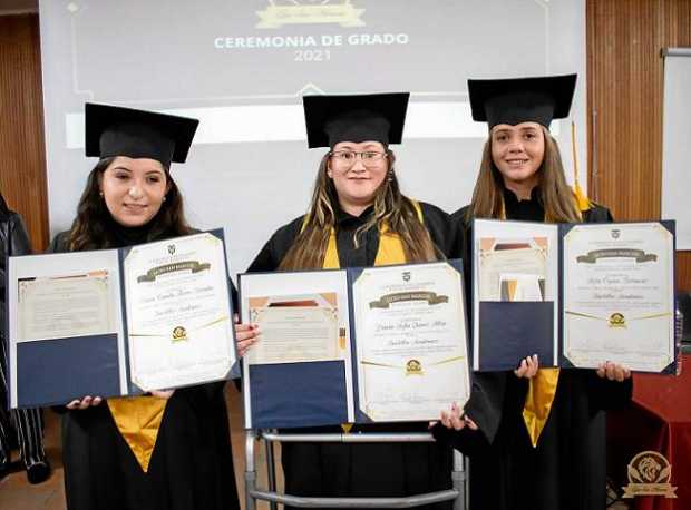Foto|Cortesía|LA PATRIA De un total de quince graduandos, las estudiantes María Camila Torres Urrutia, de Bogotá, Danna Sofía Qu