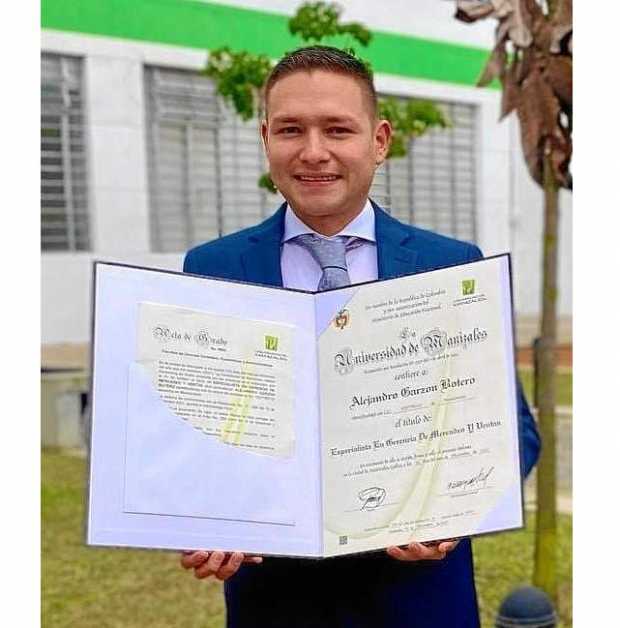 Foto | Cortesía | LA PATRIA Alejandro Garzón Botero, de Manzanares, recibió de la Universidad de Manizales el título de Especial