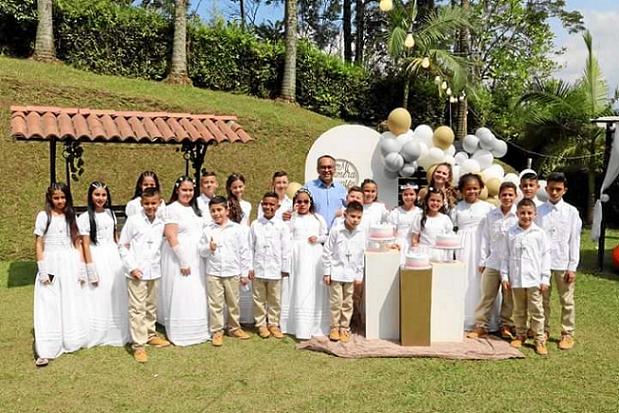 Foto | Alcaldía de Chinchiná | LA PATRIA   21 niños de sectores vulnerables del municipio, recibieron la primera comunión, en ce