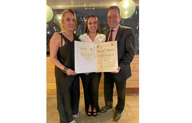 María Camila Arias Ocampo recibió de la Universidad de Manizales el título de Médica. La ceremonia se llevó a cabo el 15 de dici