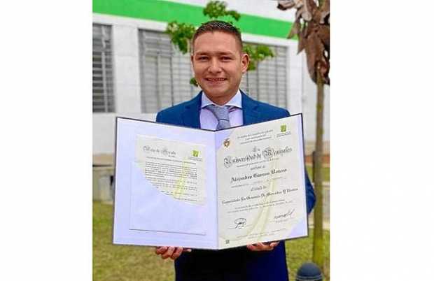 Foto|Cortesía|LA PATRIA   Alejandro Garzón Botero, de Manzanares, recibió por parte de la Universidad de Manizales el título de 