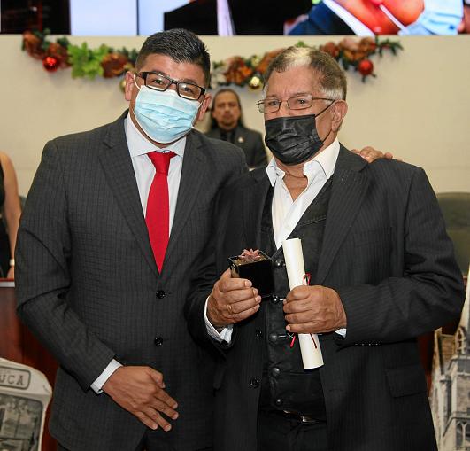 El concejal César Díaz hizo entrega del reconocimiento al caricaturista Fabio Arias. 