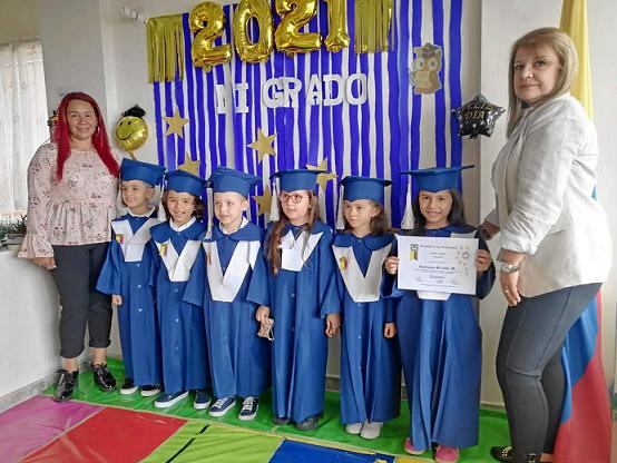Los niños Thomas Restrepo, Gael Martínez, Martín Calvache, Luciana Motta, Susana Ramírez y Emiliana Giraldo se graduaron del jar