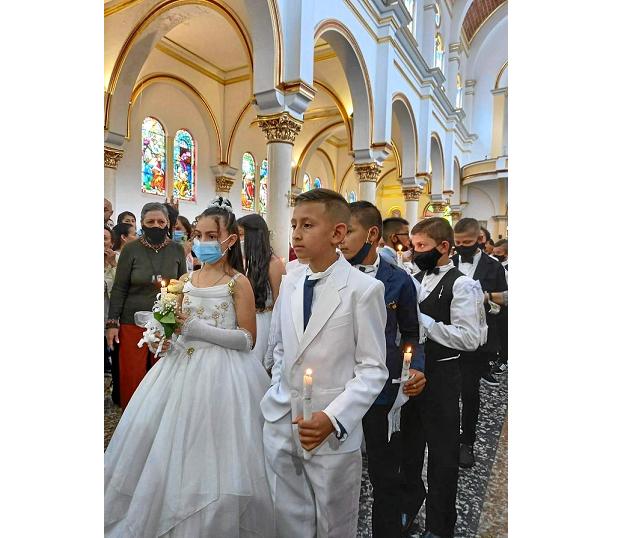 Foto | Henry Giraldo | LA PATRIA    Desfile de los niños y jóvenes que recibirán la primera comunión.