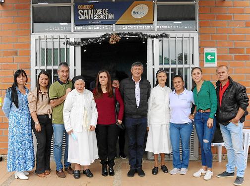 Fotos |Cortesía |LA PATRIA    Stella Morales, Tatiana Vásquez, Carlos Osorio, Hermana Ana María Echeverri, Yamile Duque, Bernard