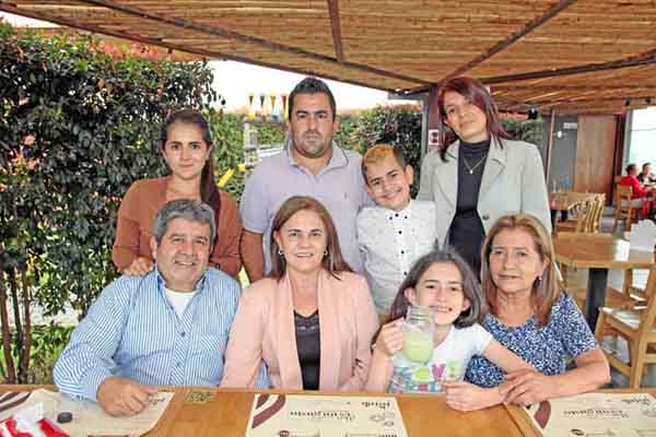 Alfonso Ocampo Duque, Mariela Marulanda de Ocampo, Valeria Ocampo Hernández, Nina Ladino Loaiza. Atrás: Daniela Ocampo Marulanda