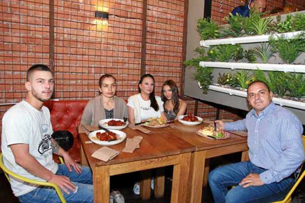 Familiares de Laura Tatiana Montoya Ochoa se reunieron para homenajearla por su grado  de bachiller.