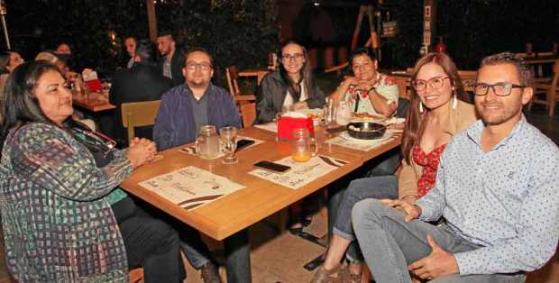 Yaneth Corrales, Juan Sebastián García, Laura Uribe, Francy Castaño, Karen Duran y Leonardo Gallo. 