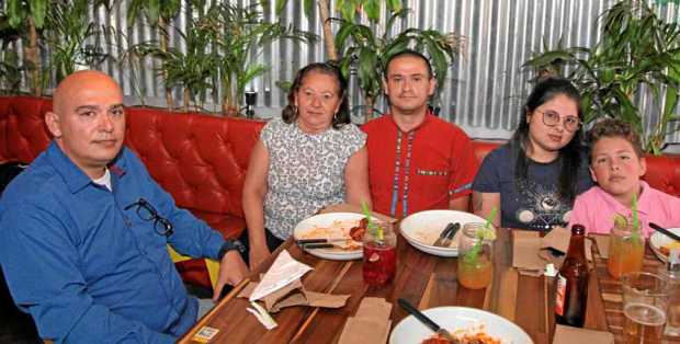 En el restaurante La Patatería se reunieron: Tito Cortés Arias, Jaime Andrés Cortés Arias, Alba Nelly Arias Gallego, Gina Martín