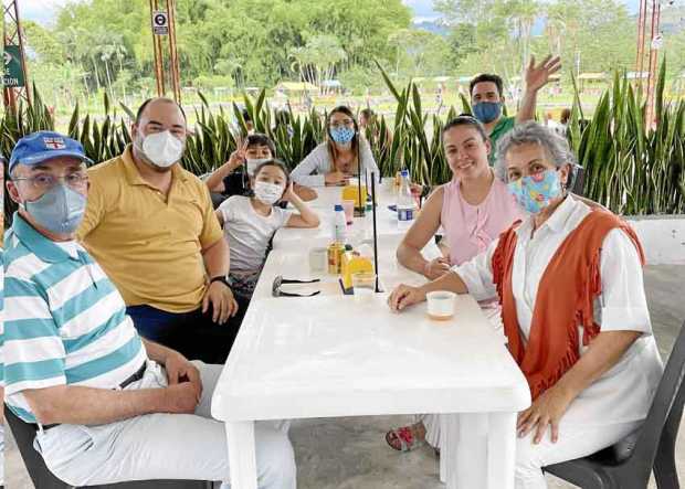 En compañía de sus hijos, nietos y nuera, los esposos Eduardo Hurtado Reyes y Aleyda Cano Gómez compartieron un almuerzo de bien