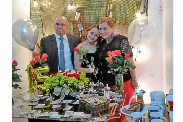 María Camila Gómez Maya en compañía de sus abuelos maternos, Luis Fernando Maya Restrepo y Martha Cecilia Ortega.