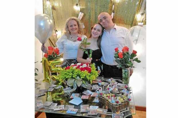 La quinceañera María Camila Gómez Maya, acompañada de sus padres, Margarita María Maya Ortega y Fernando Gómez Echeverry.